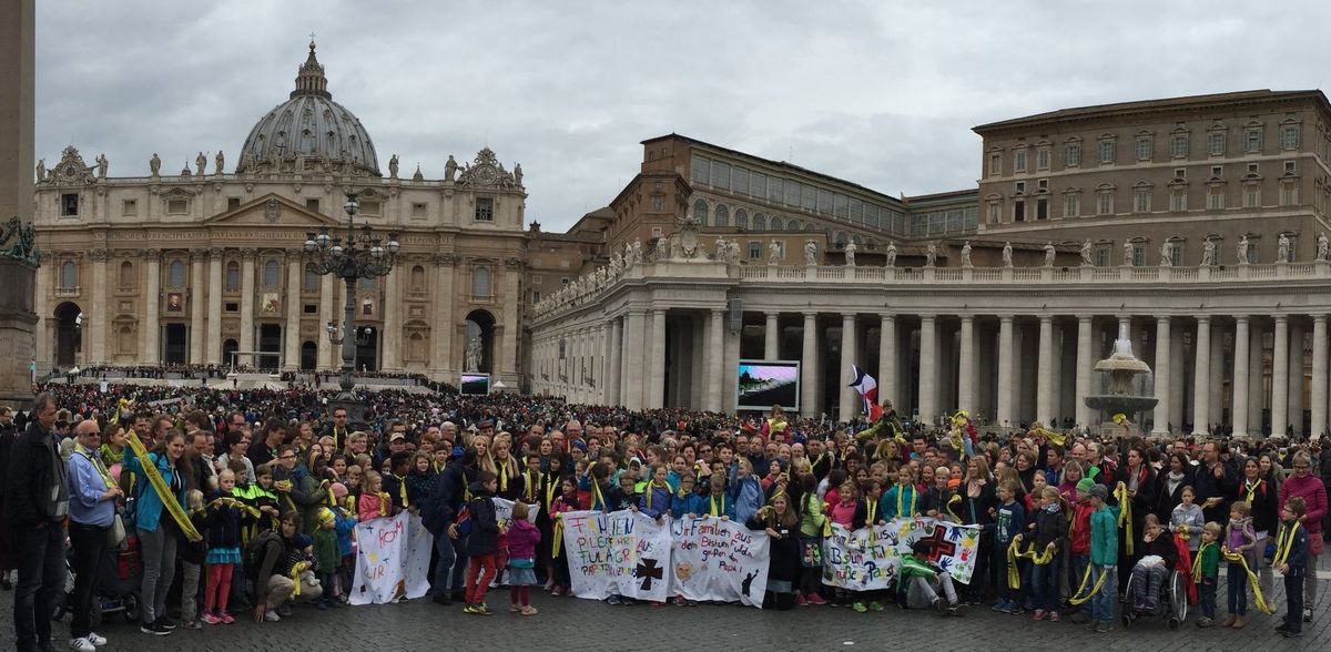 Gruppenfoto nach der Papstaudienz auf dem Petersplatz